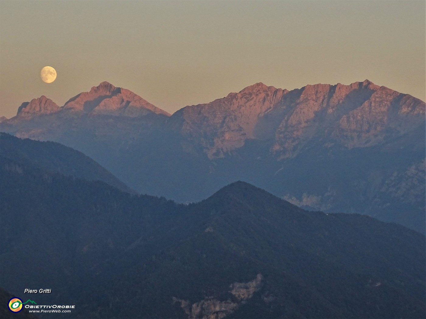 76 Spunta la luna dal monte... (tra Corna Piana e Pizzo Arera)..JPG